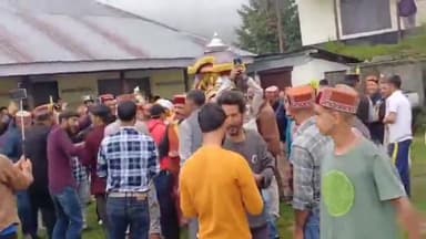 आनी: फनौटी में जाच मेले के शुभारंभ पर निकाली गई शोभायात्रा, कई लोग हुए शामिल