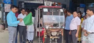 लखीसराय: सदर अस्पताल परिसर से जन जागरूकता वाहन रथ को सिविल सर्जन ने दिखाई हरी झंडी।