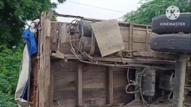 नैनवां: नैनवा रोड बागरिया बस्ती के पास सड़क के गड्ढे हो रहे जानलेवा साबित, सड़क के गड्ढों में ट्रक पलटा ड्राइवर बाल बाल बचा