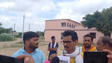 मुख्यमंत्री के बख्तियारपुर में स्कूल चोरी मुद्दा को लेकर पत्रकार भाइयों से वार्ता करते हुए