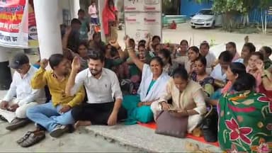 महुआ: महुआ प्राथमिक स्वास्थ्य केंद्र में अपनी 10 सूत्री मांगों को लेकर कार्य बहिष्कार के तीसरे दिन बुधवार को भी एनएचएम धरना पर