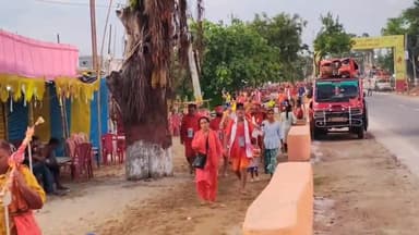 सुल्तानगंज: सावन सोमवारी के तीसरे दिन अजगैबीनाथ  धाम से कांवरिया श्रद्धालु देवघर के लिए हुए रवाना।