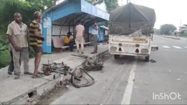 रायबरेली: प्यारेपुर के पास अनियंत्रित पिकअप की टक्कर लगने से ई रिक्शा एवं कई साइकिल व एक बुलेट हुई क्षतिग्रस्त, दो व्यक्ति घायल