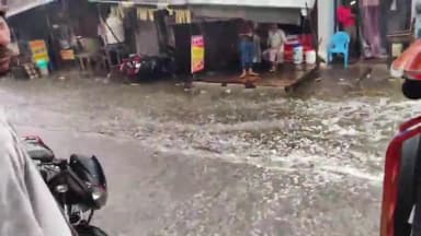 हाथरस: बारिश पड़ते ही शहर के तालाब चौराहा स्थिति नाले हुए ओवरफ्लो दुकानों के भीतर घुसा नाले का गंदा पानी, खुली नगर पालिका की पोल