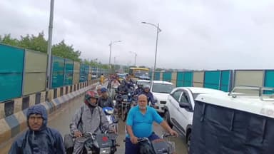 कटनी नगर: तेज बारिश के कारण कटनी शहर के फ्लाई ओवर ब्रिज पर लगा जाम, आने-जाने वाले लोगों को हुई परेशानी