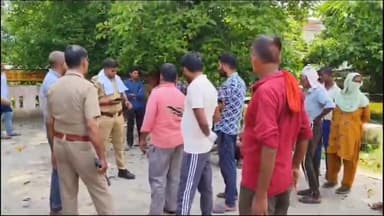 बिसवां: पिपरा खुर्द के पास डीसीएम ट्रक पेड़ से टकराने से ट्रक चालक की मौत, परिचालक गंभीर घायल