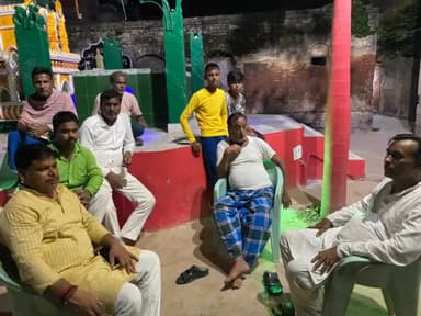 जनता दल यूनाइटेड के नेता औरंगजेब के माता जी के इंतकाल की खबर मिलने पर बक्सर के कोइरपुरवा मोहल्ले स्थित उनके आवास पर साथियों संग  सांत्वना देने पहुंचे।