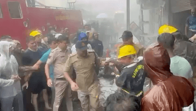 टीकमगढ़: टीकमगढ़ में कपड़ा शोरूम में लगी भीषण आग, बुजुर्ग दंपति की दम घुटने से हुई, आग बुझाने का प्रयास जारी