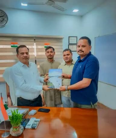 जिला गंगा समिति अमरोहा के आदरणीय अध्यक्ष/जिलाधिकारी महोदय श्रीमान #DM_Amroha  राजेश कुमार त्यागी जी से मिलकर  Namami Gange  Ministry of Jal Shakti,  Department of Water Resources, RD & GR की नमामि गंगे पत्रिका का 35वा संस्करण भेट किया साथ ह