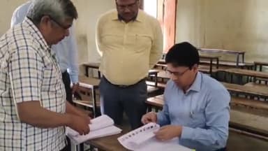 कांके: उपायुक्त ने रांची के रातू रोड स्थित श्रद्धानंद सेवाश्रम मध्य विद्यालय के विभिन्न बूथों का किया निरीक्षण