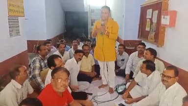 हमीरपुर: मुख्यालय के जिला विद्यालय निरीक्षक कार्यालय में माध्यमिक शिक्षक संघ के किया धरना प्रदर्शन