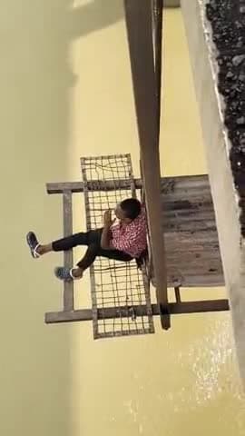 हमीरपुर: कांशीराम कॉलोनी में चोरी का खुलासा ना होने से यमुना नदी के पुल पर छलांग लगाने पहुंचा युवक, पुलिस ने समझाकर बचाया