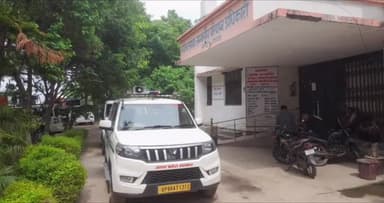 हाथरस: ARTO ऑफिस पर अपर जिलाधिकारी न्यायिक व उपजिलाधिकारी की छापेमारी, अवैध रूप से काम करने वाले 3 बाहरी लोग हिरासत में लिए गए