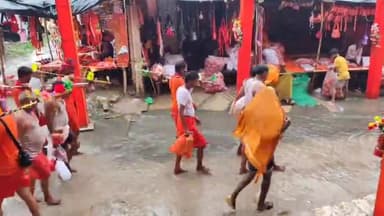 सुल्तानगंज: नमामि गंगे घाट जाने वाले रास्ते पर नाला का पानी हुआ ओवर फ्लो, नाले के पानी से होकर गंगा घाट जा रहे है कांवरिया