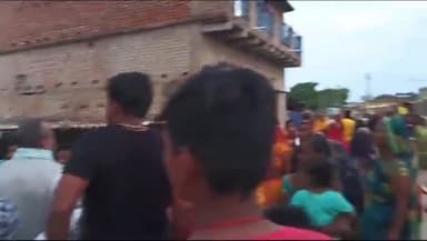 बिहिया: उड़ीसा में सड़क हादसे में ट्रक ड्राइवर की मौत के बाद पीड़ित परिजन से उत्तरदाहा पहुंचकर पूर्व विधायक ने की मुलाकात