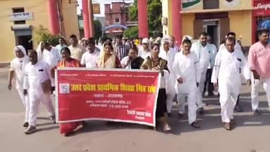 आज़मगढ़: कुंवर सिंह उद्यान में दिवंगत साथियों की याद में शिक्षा मित्रों ने श्रद्धांजलि सभा कर CM को संबोधित ज्ञापन DM को सौंपा