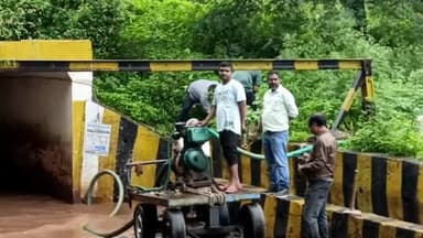 कटनी नगर: गायत्री नगर के रेलवे पुलिया पर तेज बारिश से भरा पानी, पंप लगाकर पानी निकालने का किया जा रहा प्रयास