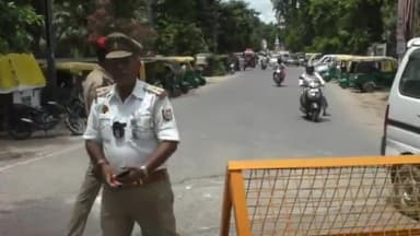 गोरखपुर: सिविल लाइंस इलाके में स्कूलों के लगने और छूटने के समय यातायात पुलिस द्वारा किया गया रूट डायवर्जन