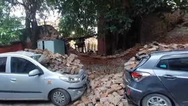 कानपुर: नवाबगंज थाना क्षेत्र के आरबीआरडी नगर निगम गर्ल्स इंटर कॉलेज की जर्जर दीवार ढही, कई गाड़ियां हुई क्षतिग्रस्त