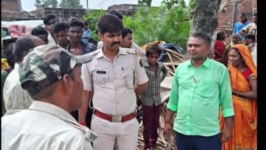 एकंगरसराय: बाके बिगहा गांव के पास जले बिजली ट्रांसफार्मर बदलने को लेकर ग्रामीणों ने किया सड़क जाम