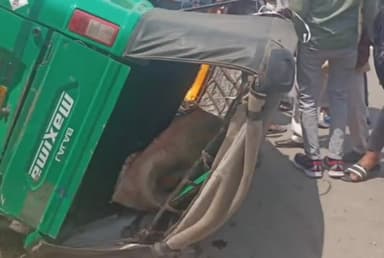 किशनगंज: रामपुरिया हाईवे के पास पत्थर पर चढ़कर पलटा टैंपो, 5 लोग हुए घायल