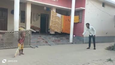 ब्रेकिंग न्यूज###छोटा बच्चा शरद क्रिकेट का रिहल्सल करते हुए