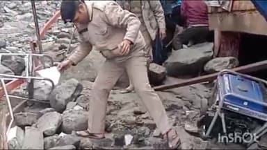 भटवाड़ी: यात्रा ड्यूटी पर तैनात पुलिस जवान यमुनोत्री धाम में व्यवस्थाओं को बहाल करने में जुटे, की रास्तों की मरम्मत