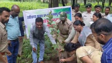 अमरावती में जिलास्तरीय जनसमस्या निवारण शिविर स्थल में एक पेड़ मां के नाम पर वृक्षारोपण किया गया