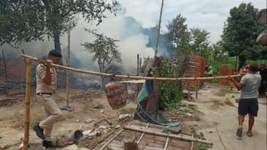 चनपटिया: चनपटिया के शंभुआपुर में आग लगने से तीन घर जले पीड़ित परिवारों का रो रो कर बुरा हाल