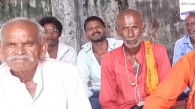 मुशहरी: बिहार सरकार की जमीन पर अवैध कब्जा अतिक्रमण हटाने की मांग को लेकर समाहरणालय में आमरण अनशन पर बैठे ग्रामीण