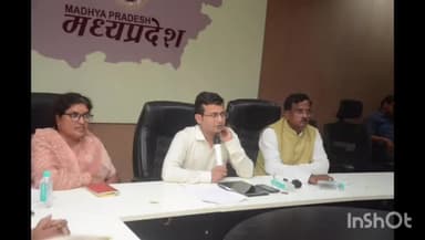 उज्जैन शहर: सिंहस्थ मेला कार्यालय के सभाकक्ष में वृहद पौधारोपण की तैयारियों के सम्बन्ध में हुई प्रशासनिक बैठक।