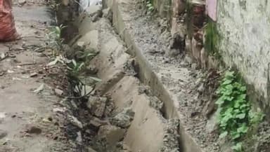 सागर नगर: पंतनगर वार्ड बनाई जा रही नाली आगे -आगे बनती जा रही पीछे-पीछे ढहती जा रही, भ्रष्टाचार को उजागर करती यह तस्वीर