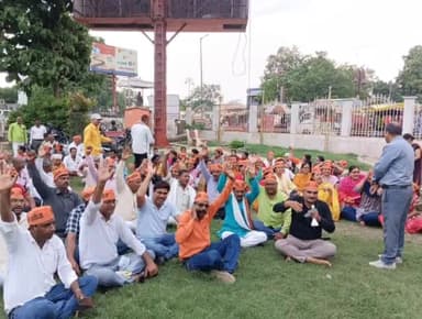 फैज़ाबाद: गांधी पार्क में समायोजन निरस्त करने को लेकर माध्यमिक शिक्षा मित्र संघ ने दिवंगत शिक्षा मित्रों को दी श्रद्धांजलि