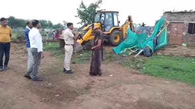 शाहबाद: सीताबाड़ी धार्मिक स्थल से प्रशासन ने हटाया अतिक्रमण, ग्रामीणों की शिकायत पर हुई कार्रवाई