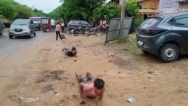 बस्सी: बस्सी क्षेत्र के नई नाथ धाम राम जानकी मंदिर के आगे छोटे-छोटे बच्चों द्वारा कनक दंडवत देते हुए नजर आए दिखा उत्साह