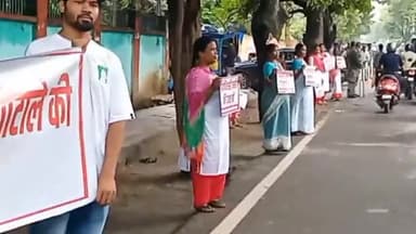 कांके: रांची के अरगोड़ा चौक के पास सरना प्रार्थना सभा द्वारा मानव श्रृंखला बना आदिवासी जमीन की हो रही लूट का जताया विरोध