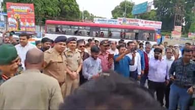 गोरखपुर: कारगिल दिवस पर कूड़ाघाट चौराहे पर कारगिल शहीद लेफ्टिनेंट गौतम ग्रुप की प्रतिमा पर आला अधिकारियों ने दी श्रद्धांजलि