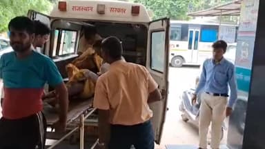 धौलपुर: बड़ा गांव के पास चलती ट्रेन से गिरे युवक का कटा पैर गंभीर अस्वथा में जिला अस्पताल में कराया भर्ती