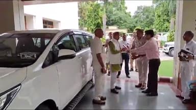इटावा: सिंचाई विभाग गेस्ट हॉउस पहुंचे राज्यमंत्री धर्मवीर प्रजापति, मीडिया से रूबरू होते समाजवादी पार्टी पर निशाना साधा है
