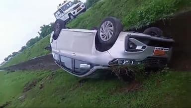 शाजापुर: पनवाड़ी और अभयपुर के बीच ट्रक की टक्कर से खंती में जा गिरी कार, 4 लोग हुए घायल