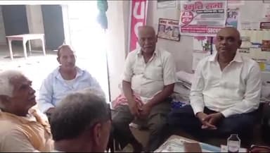 महुआ: आगामी 5 अगस्त को पटना में होने वाले एस यू सी आई की सभा की सफलता के लिए महुआ के फुदेनी चौक पर कार्यकर्ताओं की बैठक आयोजित