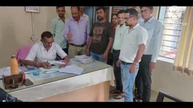 नैनवां: शहर में कर्मचारियों ने डॉ. मुरारी लाल मीणा के निलंबन को रद्द करने की मांग को लेकर मुख्यमंत्री के नाम सौंपा ज्ञापन