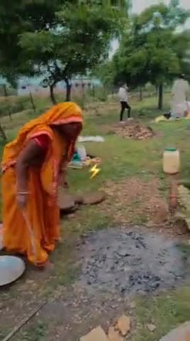 बाटी चूरमा बनाते हुए परीवार