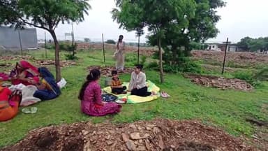 देव डुगरी माताजी में उज्जैनी मनाते हुए परीवार के सदस्य