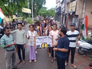 हमीरपुर: मुख्यालय में कारगिल विजय दिवस पर छात्रों ने निकाला कैंडिल मार्च