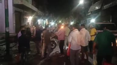 हाथरस: शहर के घंटाघर के पास बीतीरात मामूली बात को लेकर दो लोगों के बीच हुई मारपीट जमकर चले लात-घूंसे, स्थानीय लोगों की लगी भीड़