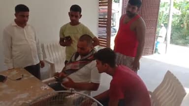 महुआ: महुआ के सिंघाड़ा उत्तरी पंचायत में सरकार के निर्देशानुसार जन वितरण प्रणाली विक्रेता के यहां आयुष्मान कार्ड बनाया जा रहा