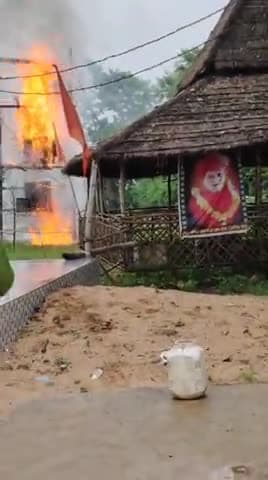 पान उमरिया (ढीमरखेड़ा) के ग्राम टोला में धूं धूं करके जलता ट्रांसफार्मर। इस टोला ग्राम में पिछले आठ दिनों में तीन दिन