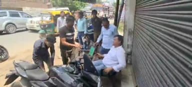 इटावा: सदर इलाके में स्कूटी और बुलेट की आपस में हुई भिड़ंत, एक महिला और पुरुष हुए घायल