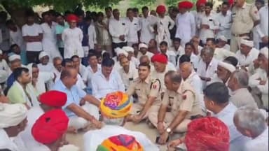 सायला: सायला क्षेत्र के बावतरा में कुछ बदमाशों ने घर में घुसकर प्रोपर्टी डीलर की धारदार हथियार से की हत्या, परिजन धरने पर बैठे